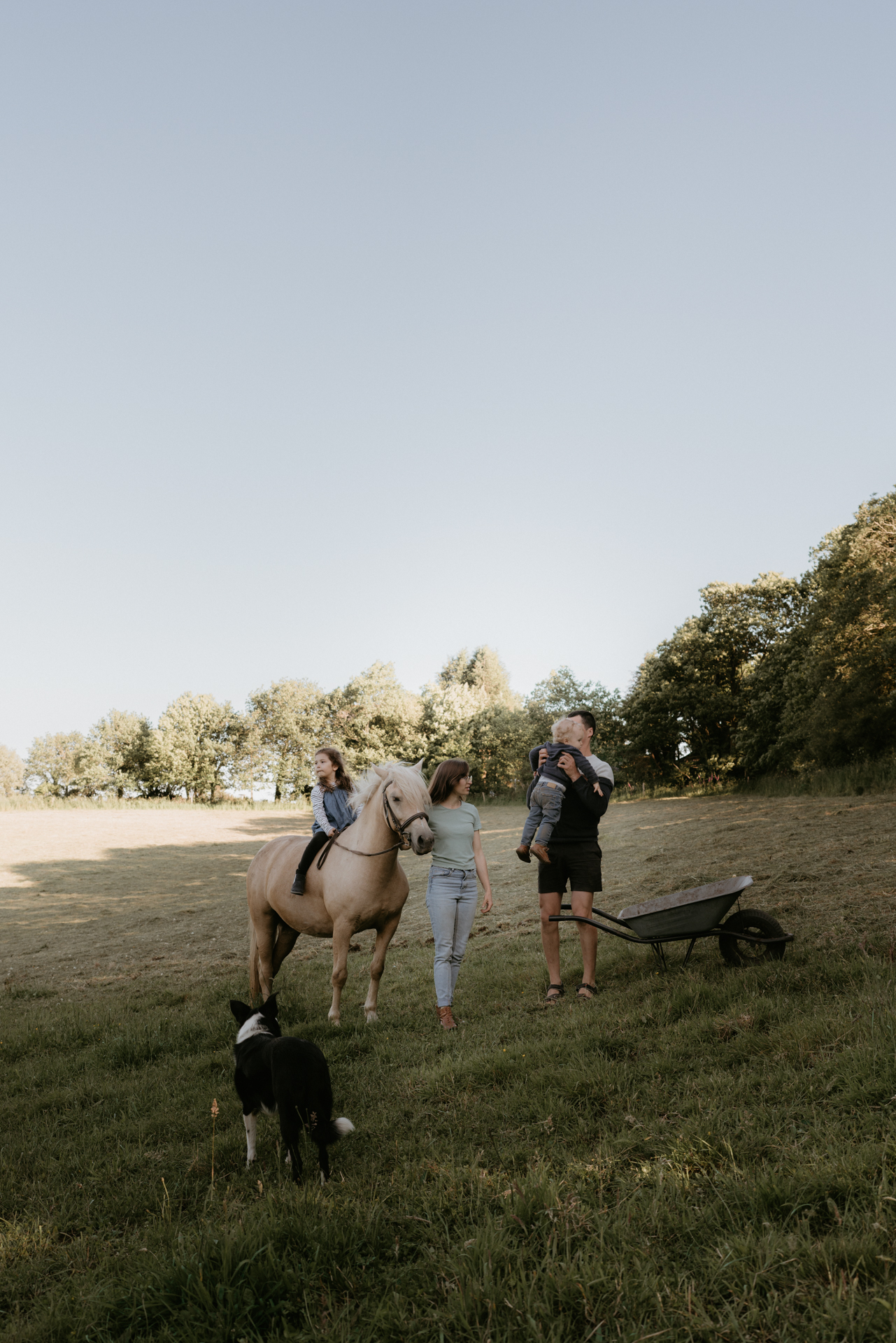 Photographe lifestyle famille campagne Finistère Bretagne