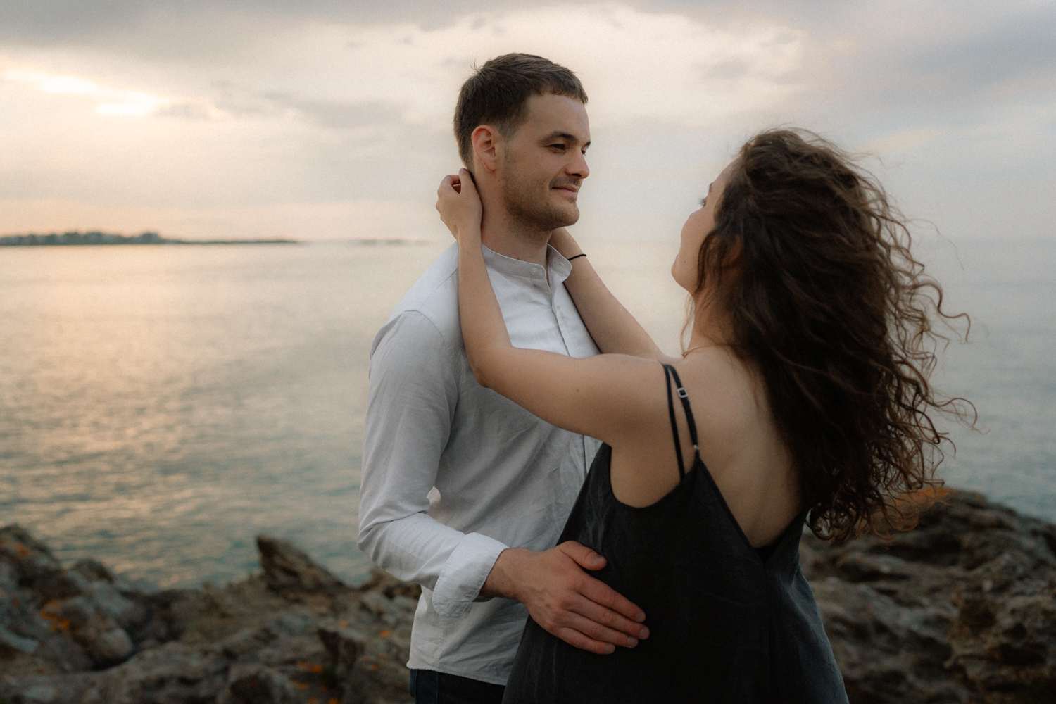 Séance photo couple Bretagne Photographe séance engagement côte d'Émeraude