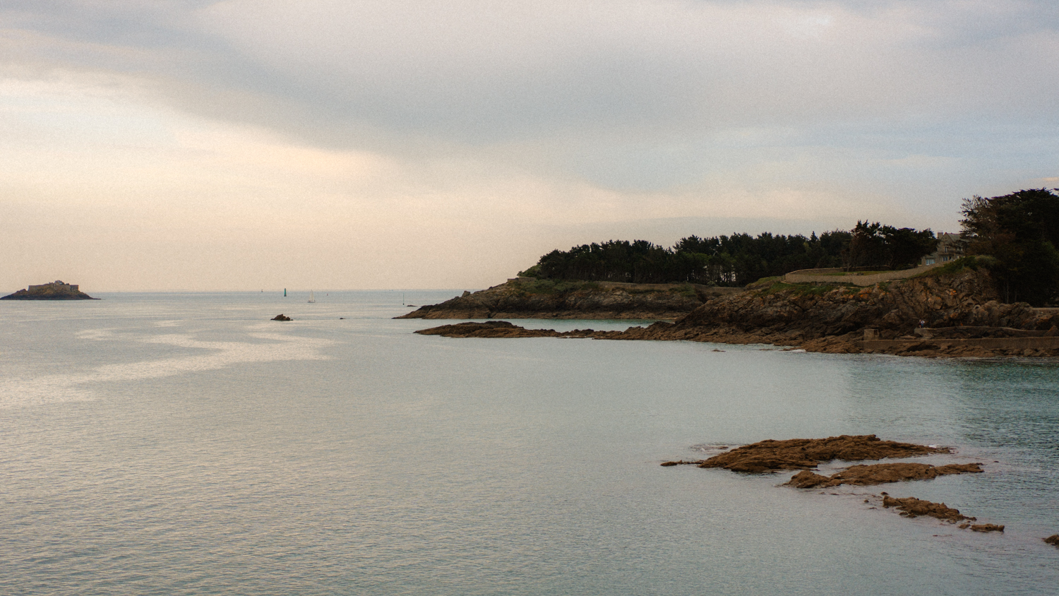 Séance photo couple Bretagne Photographe séance engagement côte d'Émeraude
