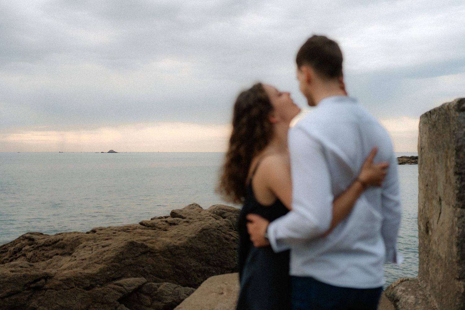Séance photo couple Bretagne Photographe séance engagement côte d'Émeraude