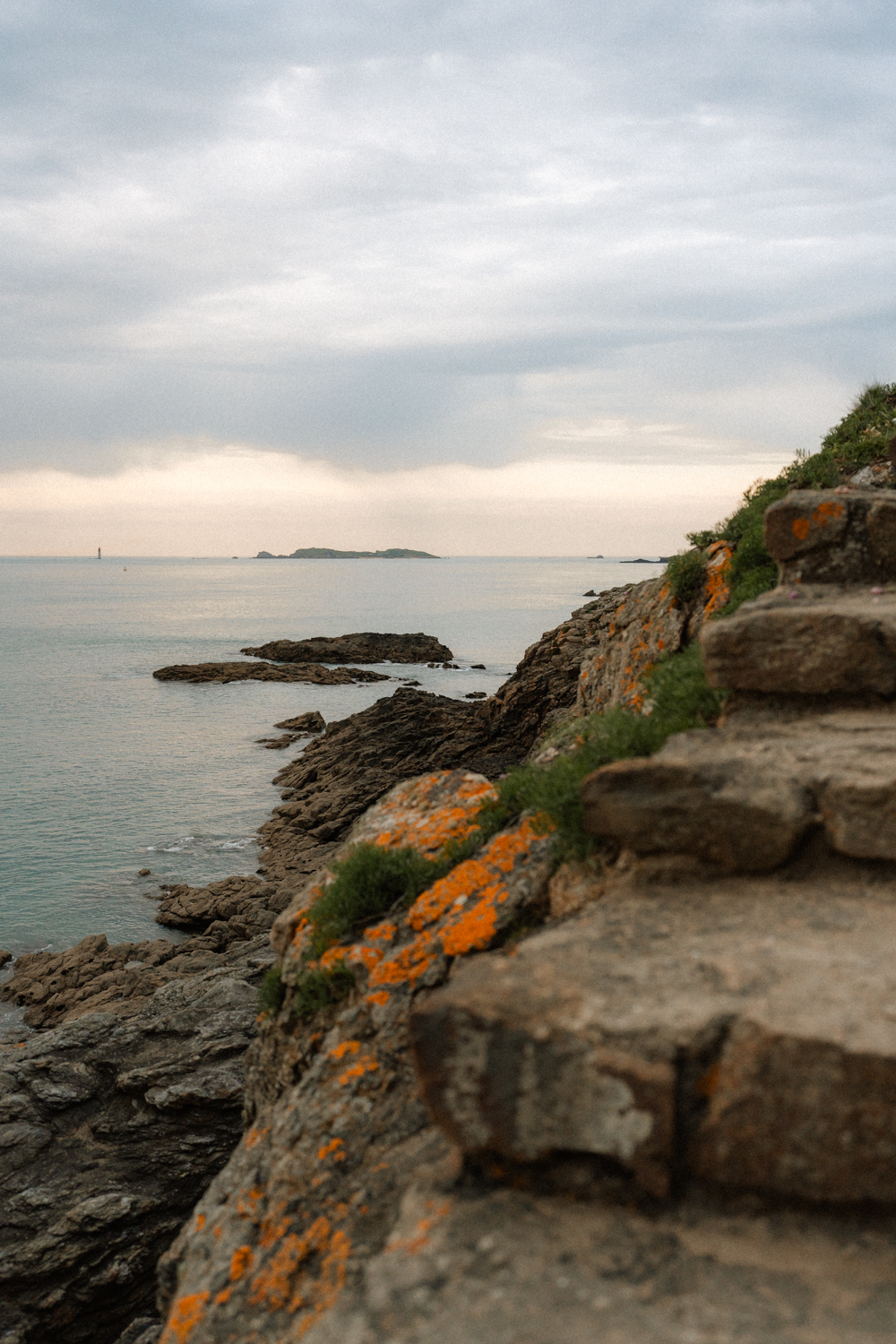 Séance photo couple Bretagne Photographe séance engagement côte d'Émeraude