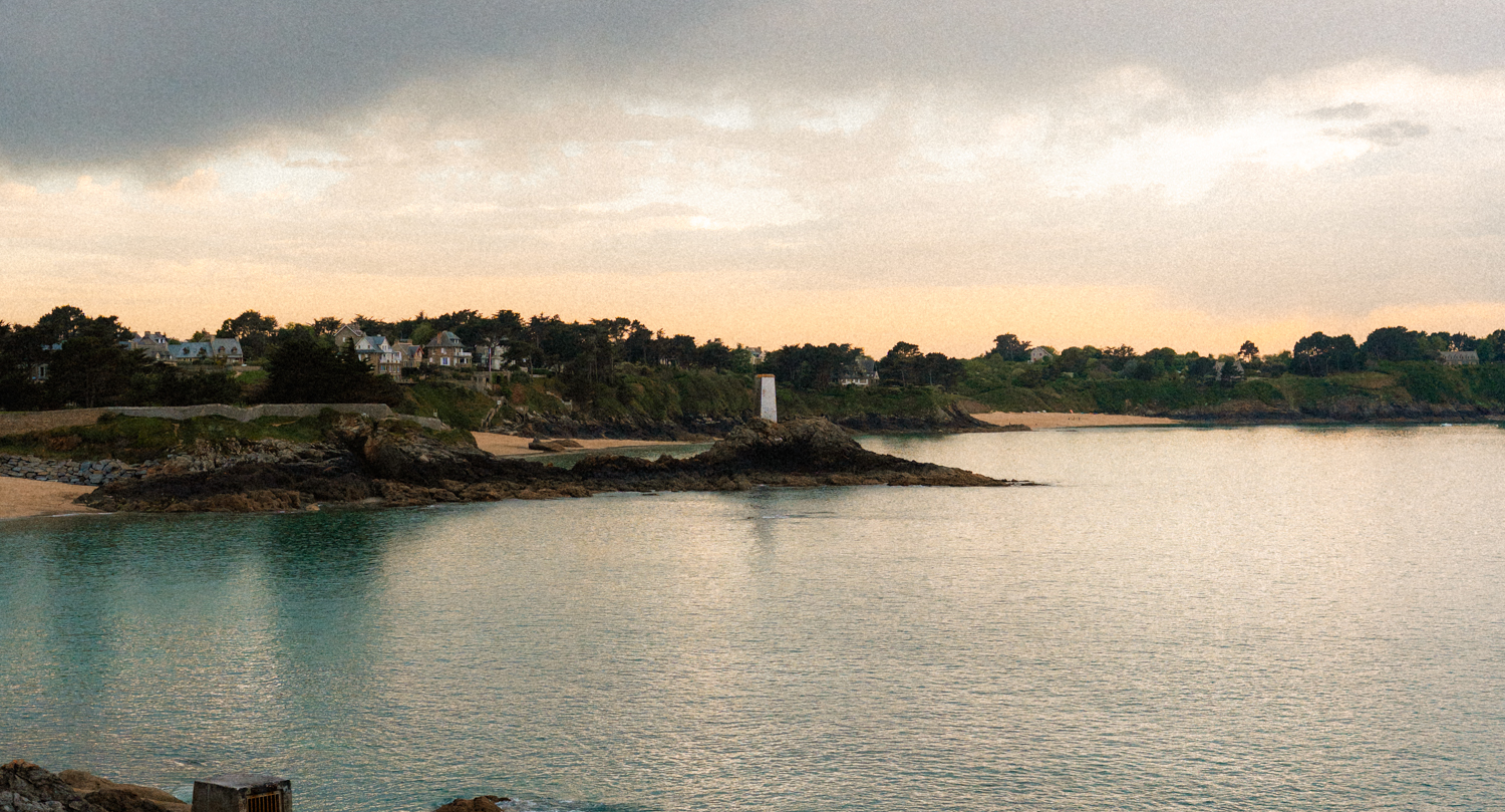Séance photo couple Bretagne Photographe séance engagement côte d'Émeraude