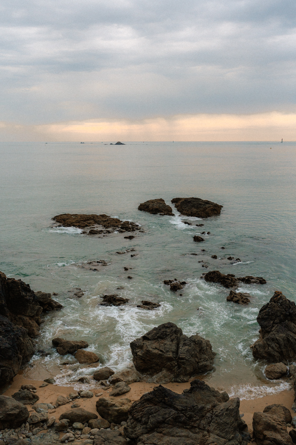 Séance photo couple Bretagne Photographe séance engagement côte d'Émeraude