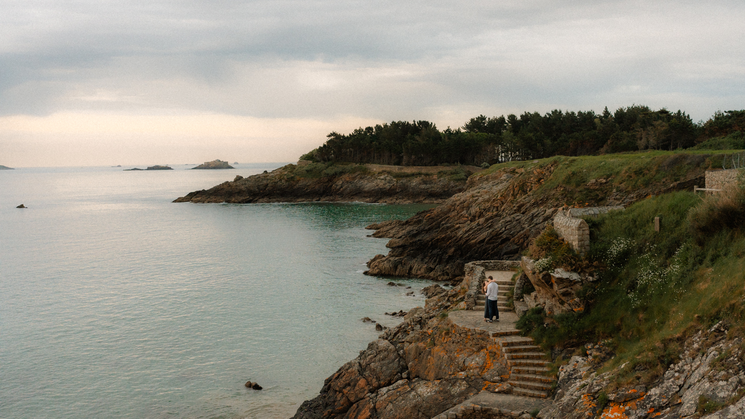 Séance photo couple Bretagne Photographe séance engagement côte d'Émeraude