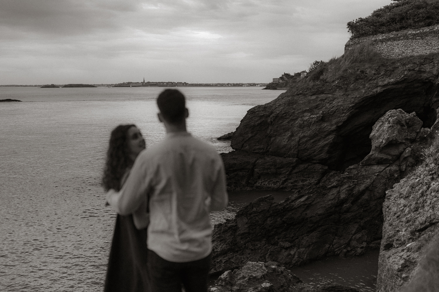 Séance photo couple Bretagne Photographe séance engagement côte d'Émeraude