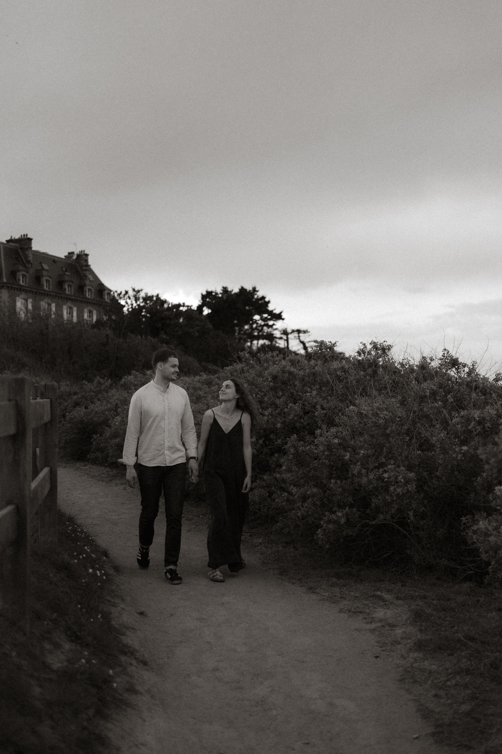 Séance photo couple Bretagne Photographe séance engagement côte d'Émeraude