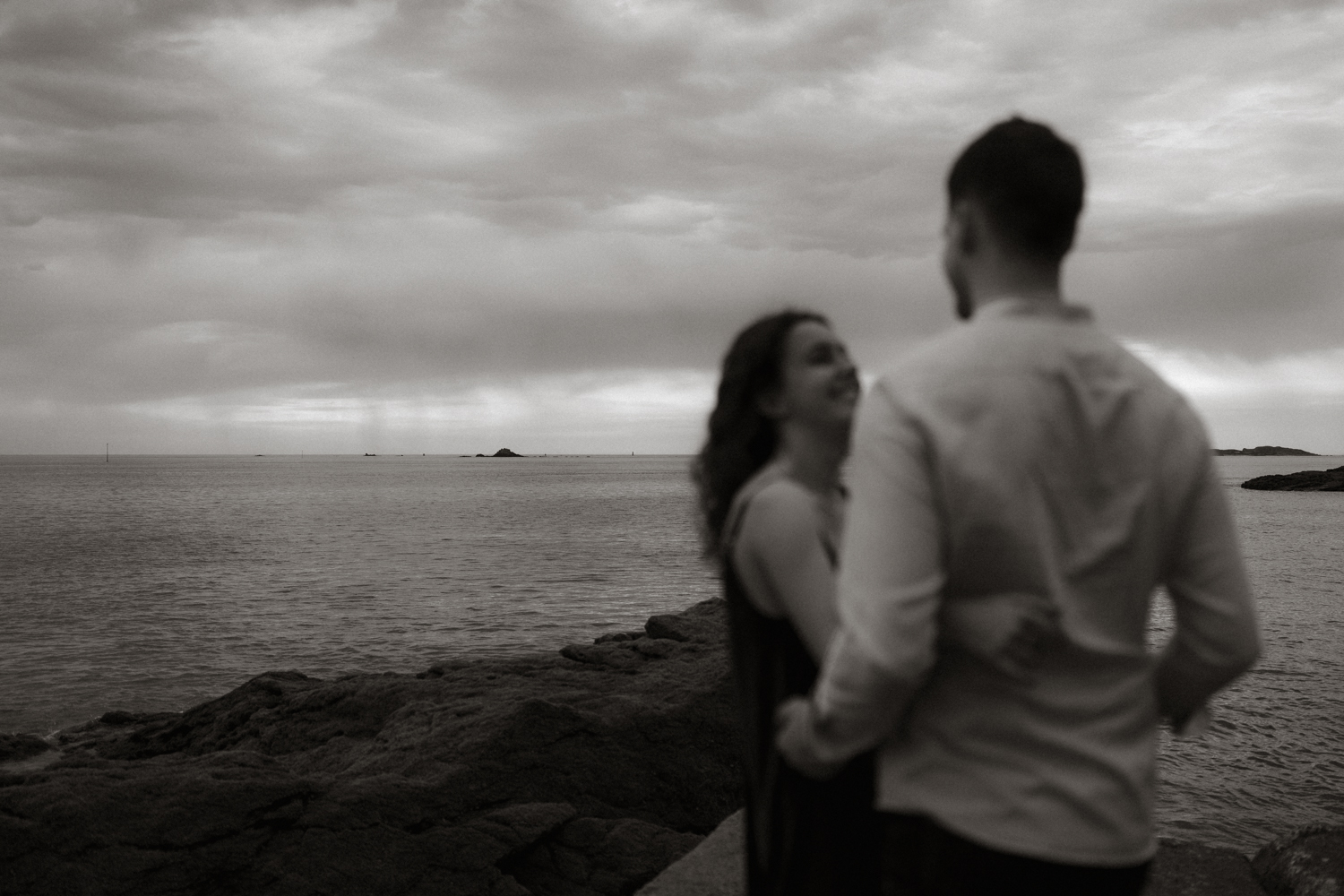 Séance photo couple Bretagne Photographe séance engagement côte d'Émeraude