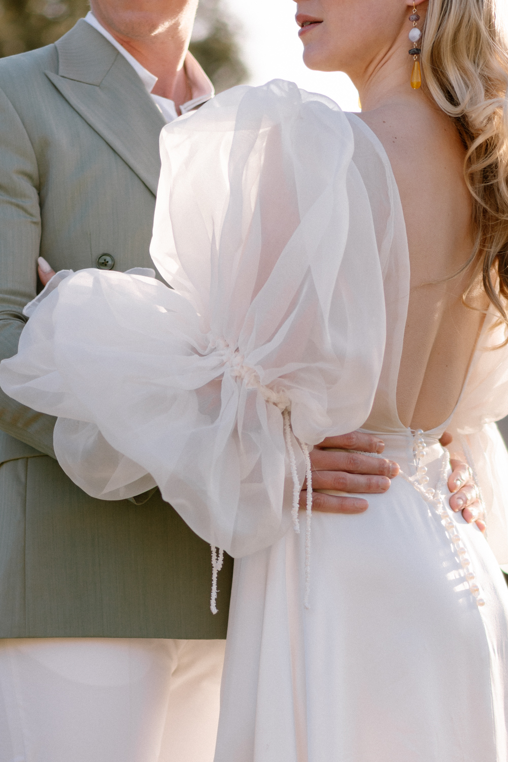 Photo de couple mariage, détail sur la robe de la mariée