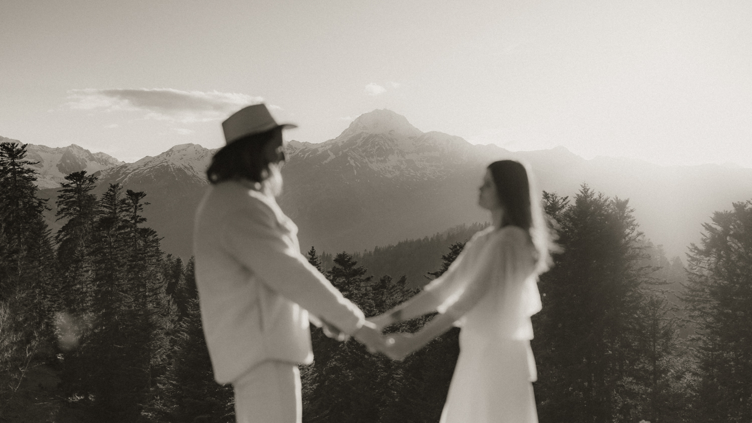 Mariés qui se tiennent les mains lors de leur elopement face au Pic du Midi dans les Pyrénées