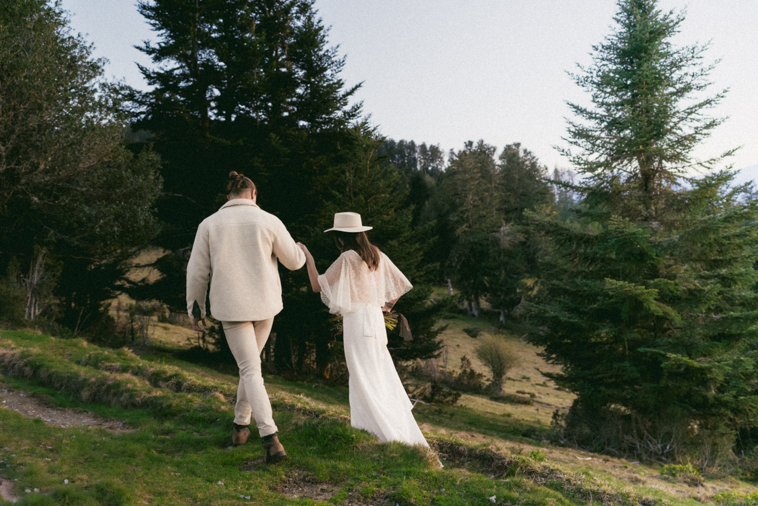 Couple pendant leur elopement dans les montagnes