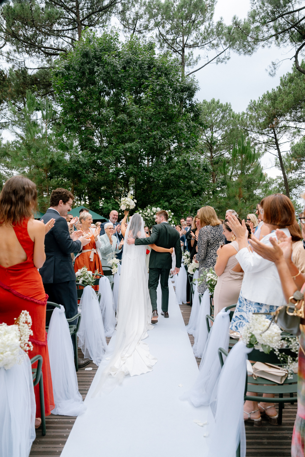 Mariés qui célèbrent à la sortie de leur cérémonie laïque