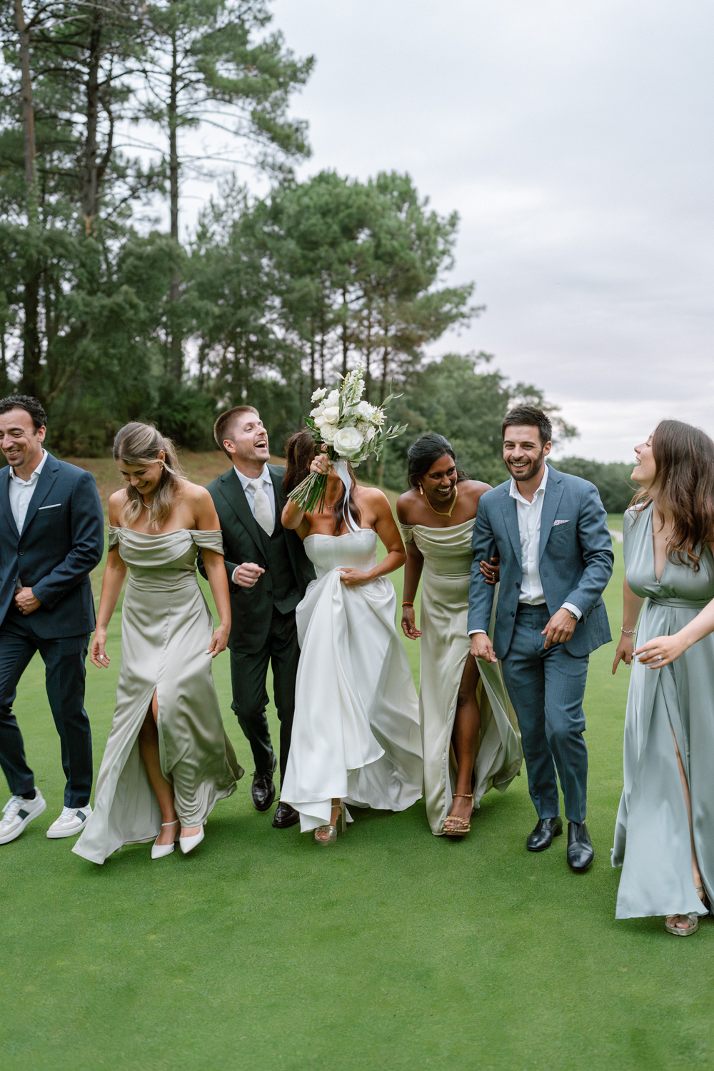 Mariés pendant leur elopement en montagne