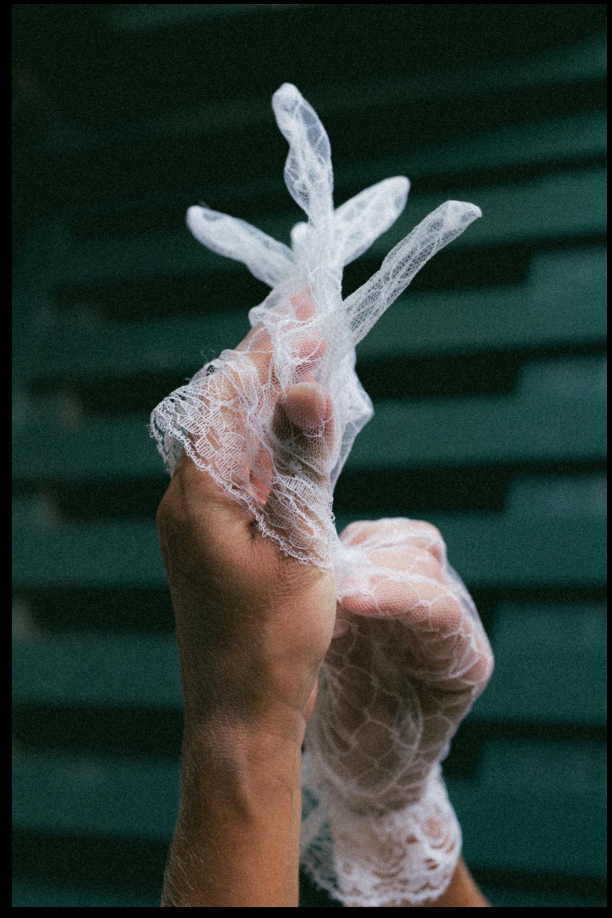 Mariée qui ajuste son gant en dentelle lors des préparatifs