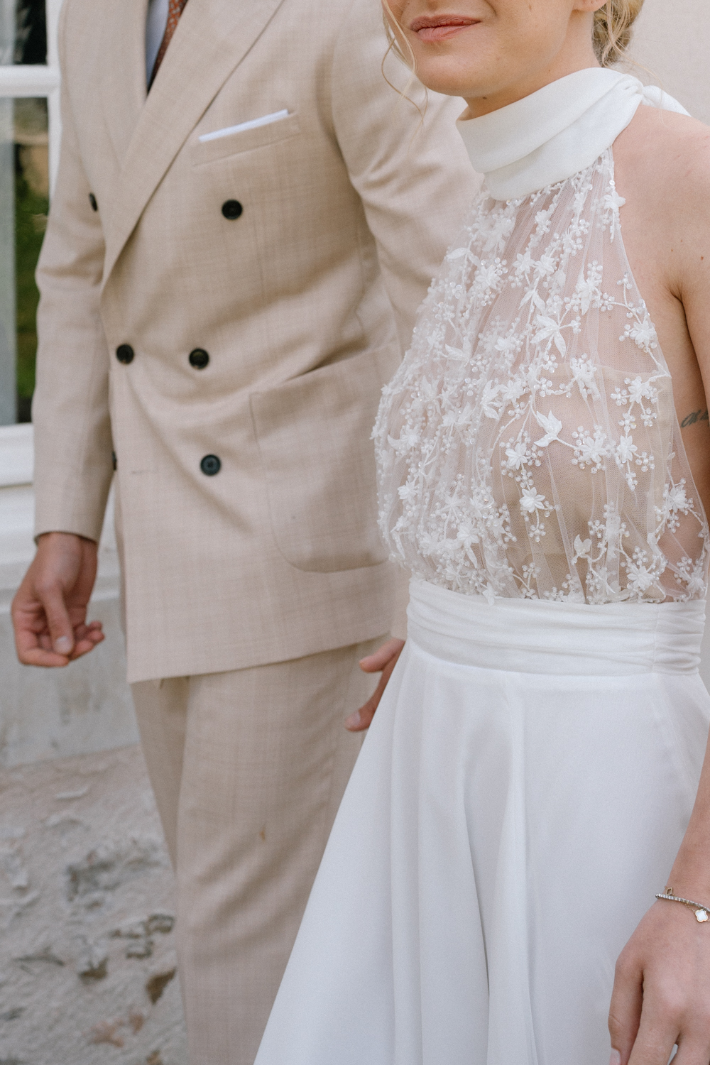 Couple de mariés que marchent