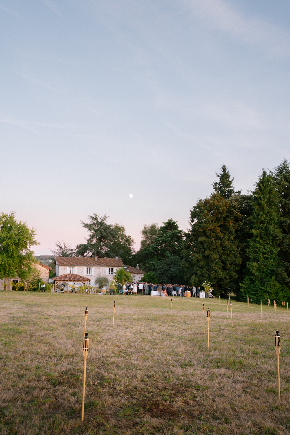 Discours photographié au loin avec vue sur la bâtisse d'un mariage en Charente