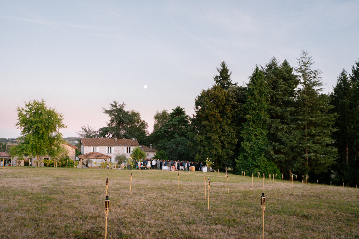 Un mariage en Charente à la campagne, un cocktail sous le coucher du soleil