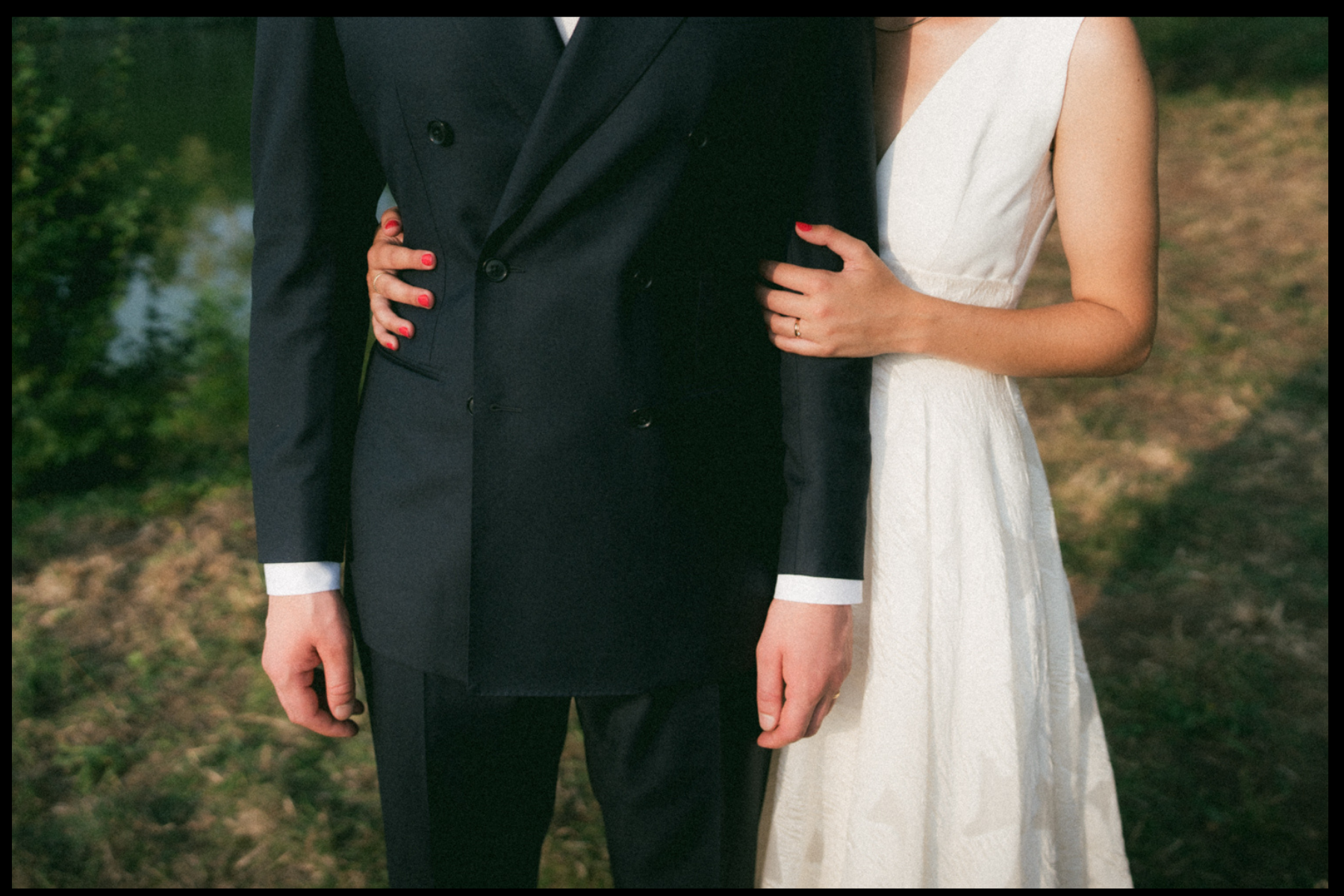 Mariés pendant leur séance photo de couple
