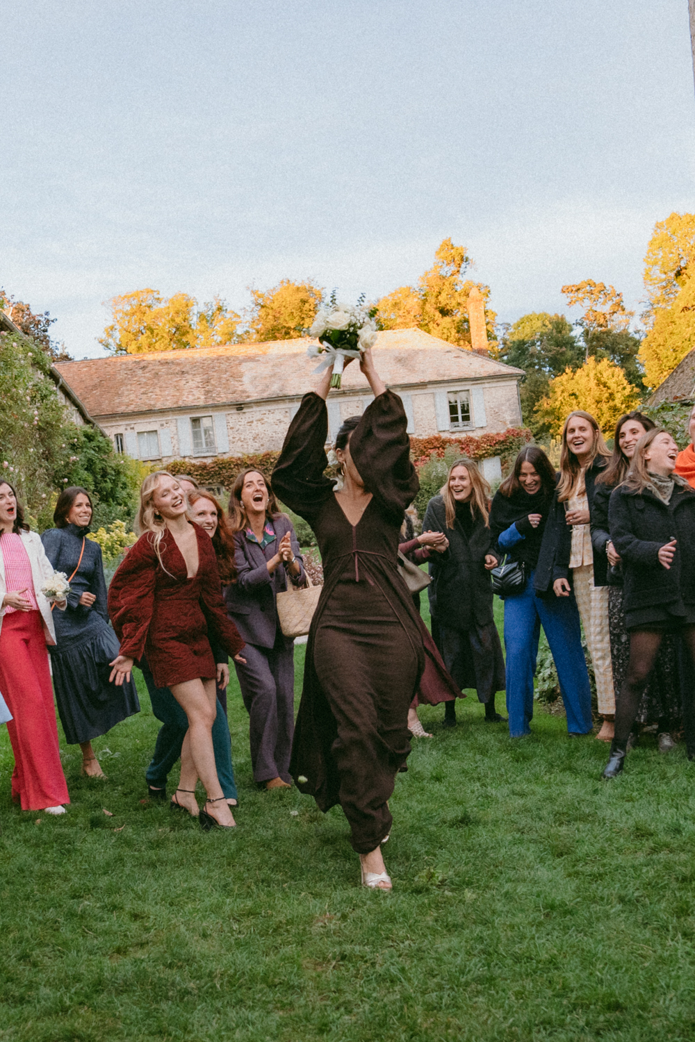 Femme qui attrape le bouquet de la mariée