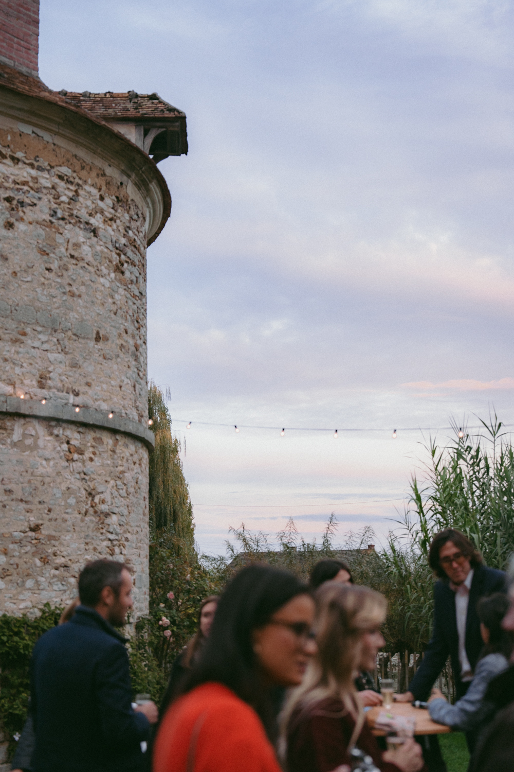 Invités qui profitent su cocktail pendant un mariage