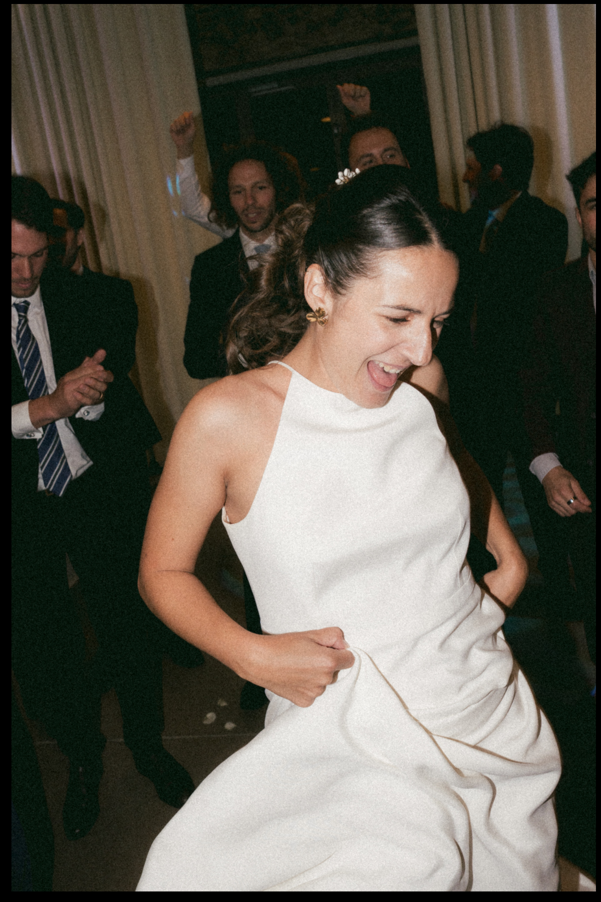 Mariée qui danse énergiquement