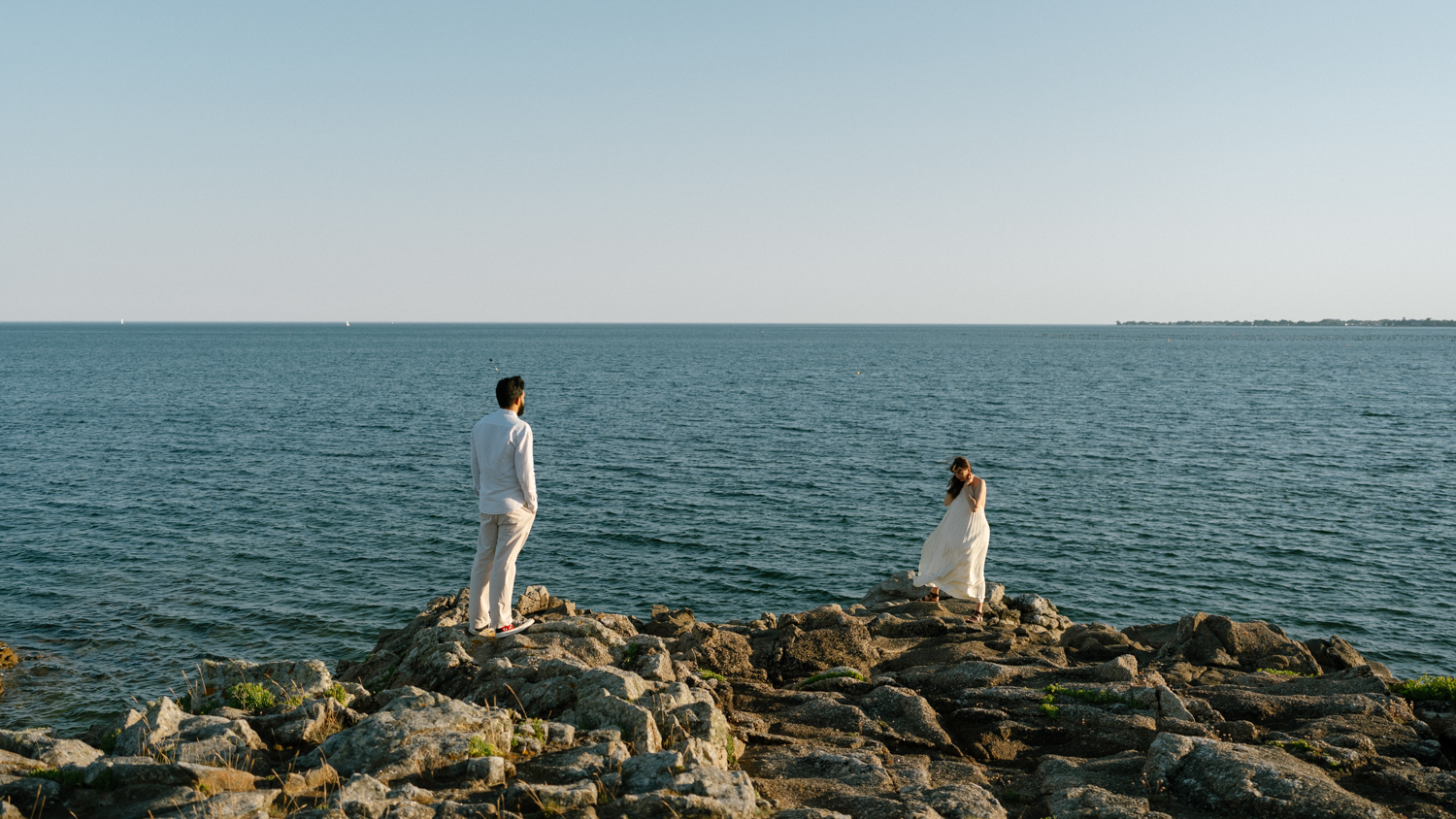 Couple en Bretagne sur les rochers