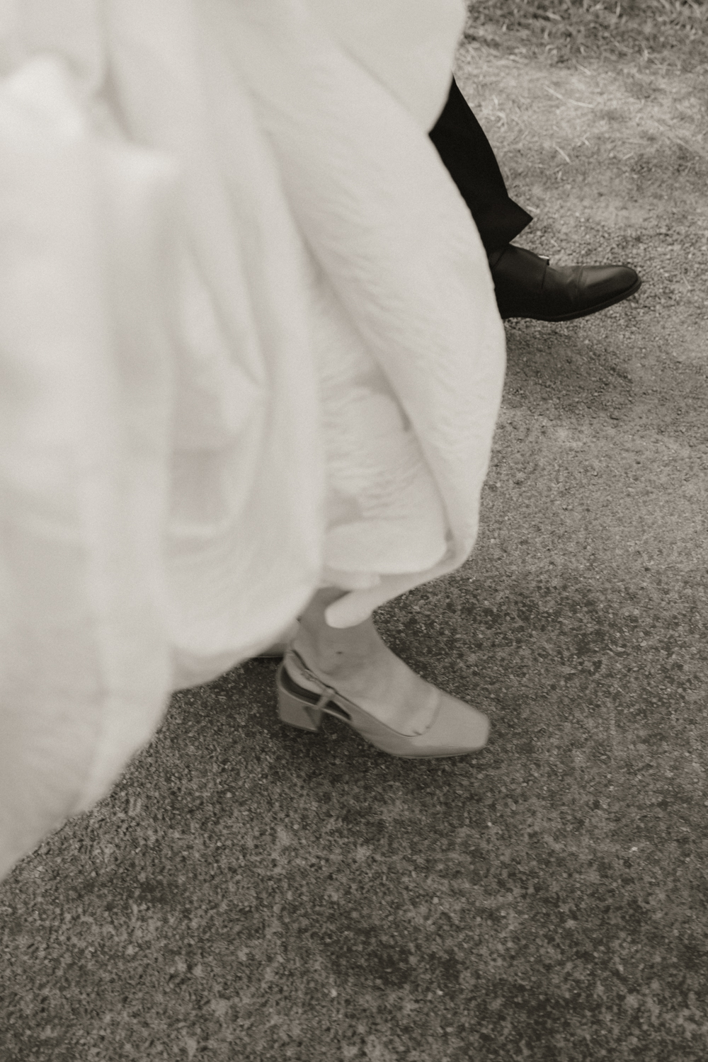 Pieds des mariés qui marchent, flou artistique