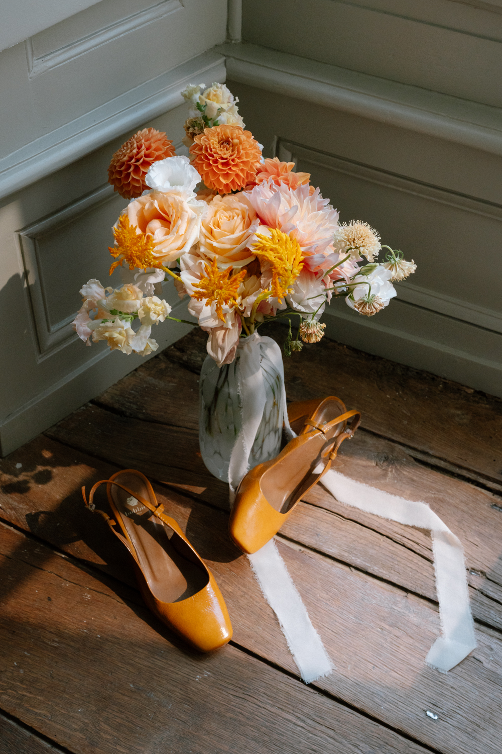 Scénographie du bouquet de la mariée avec ses chaussures