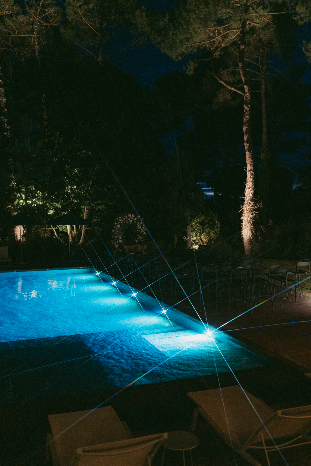 Lumière du domaine sur la piscine pendant un mariage, 