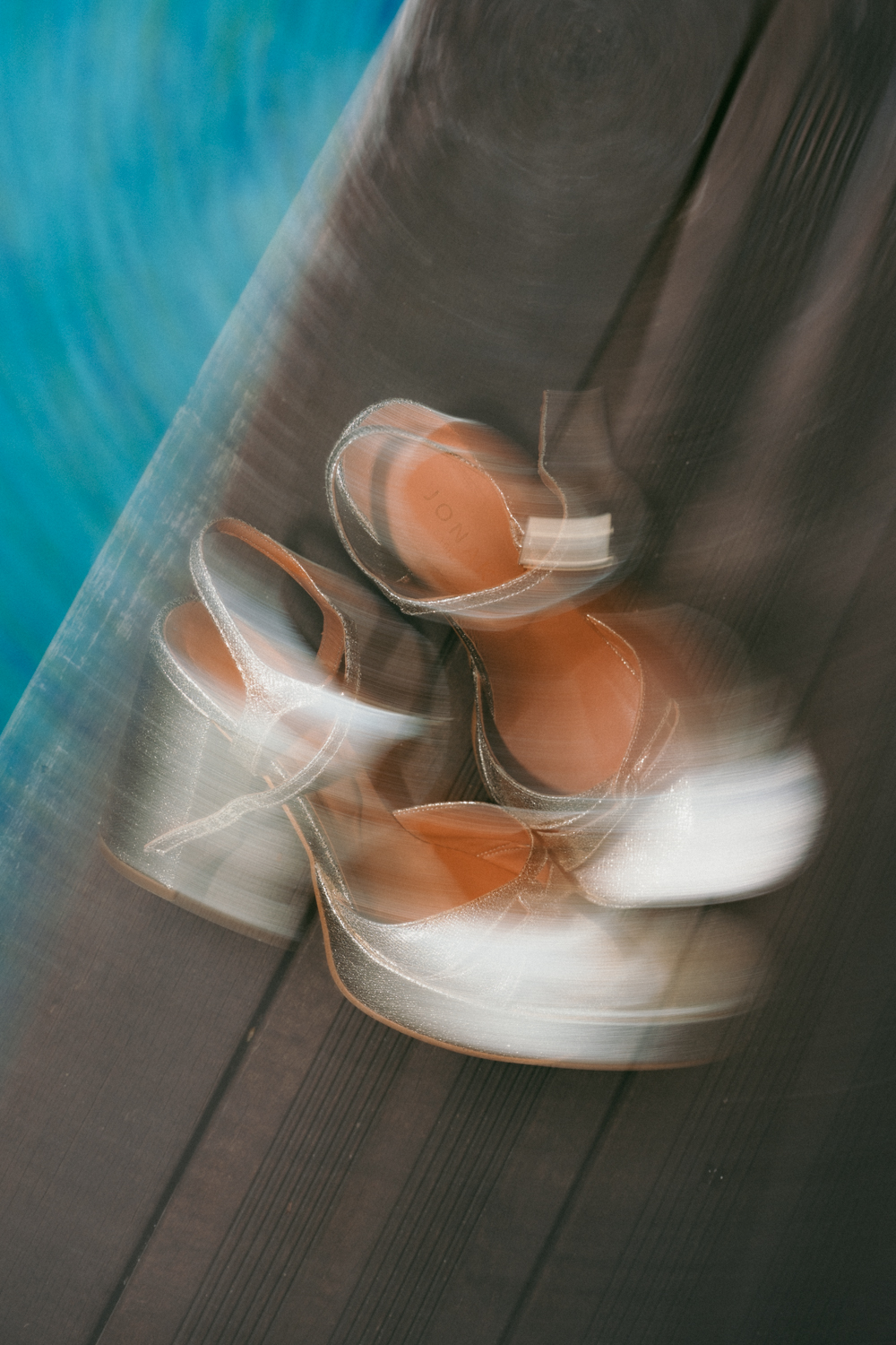 Photo flou des chaussures de la mariée