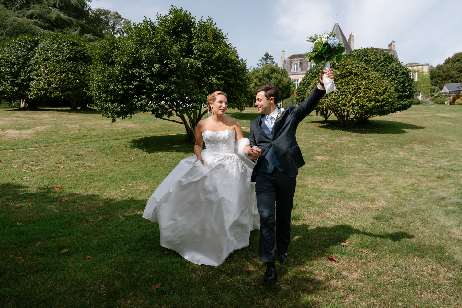 Mariés qui marchent dans le jardin du Manoir de Kerouzien