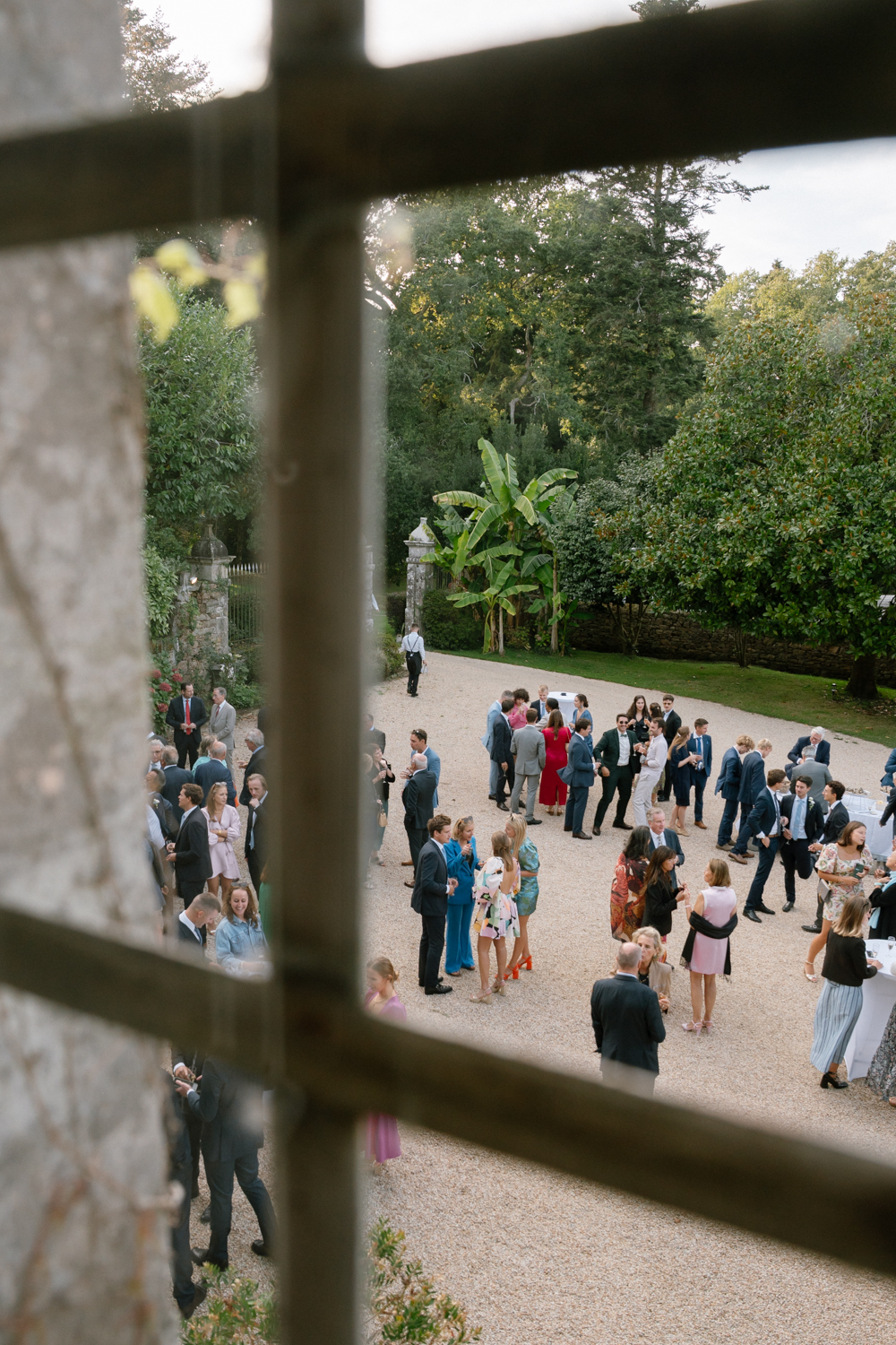 Invités qui profitent du cockail lors d'un mariage