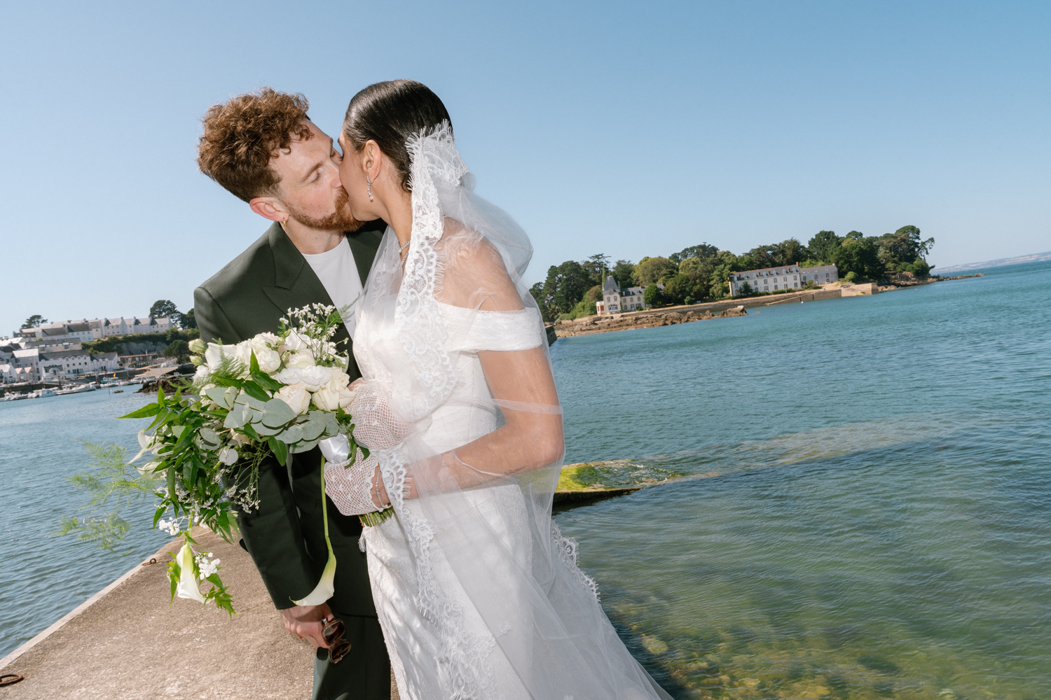 mariage intimiste Bretagne couple devant l'Île Tristan